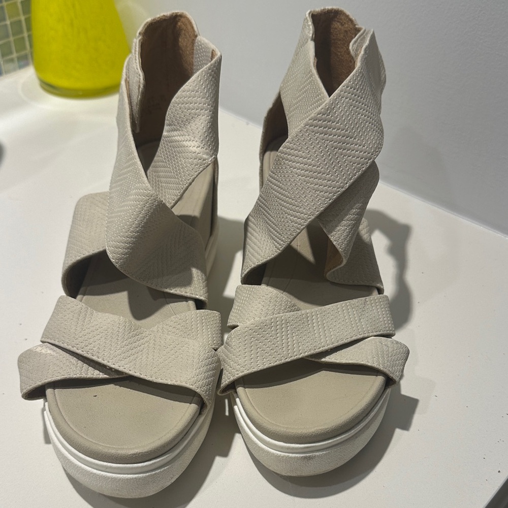 Dr. Scholl's Light Gray Crisscross Sandals